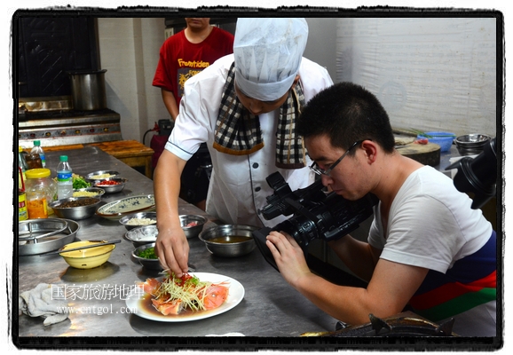 此次攝制組通過拍攝婺源代表名菜糊豆腐、粉蒸肉、荷包紅魚、賽鵝頸及地方小吃清明果、灰汁果、糯米子糕等來詮釋婺源美食經(jīng)典，展示婺源食文化，打造獨屬婺源的美食符號。