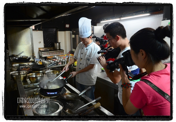 此次攝制組通過拍攝婺源代表名菜糊豆腐、粉蒸肉、荷包紅魚、賽鵝頸及地方小吃清明果、灰汁果、糯米子糕等來詮釋婺源美食經(jīng)典，展示婺源食文化，打造獨屬婺源的美食符號。