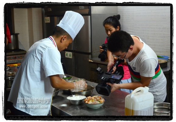 此次攝制組通過拍攝婺源代表名菜糊豆腐、粉蒸肉、荷包紅魚、賽鵝頸及地方小吃清明果、灰汁果、糯米子糕等來詮釋婺源美食經(jīng)典，展示婺源食文化，打造獨屬婺源的美食符號。