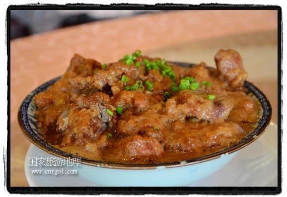 此次攝制組通過拍攝婺源代表名菜糊豆腐、粉蒸肉、荷包紅魚、賽鵝頸及地方小吃清明果、灰汁果、糯米子糕等來詮釋婺源美食經(jīng)典，展示婺源食文化，打造獨屬婺源的美食符號。