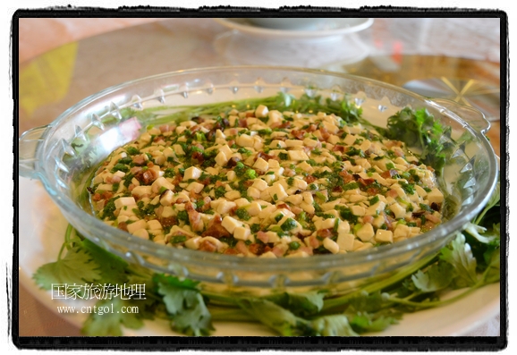 此次攝制組通過拍攝婺源代表名菜糊豆腐、粉蒸肉、荷包紅魚、賽鵝頸及地方小吃清明果、灰汁果、糯米子糕等來詮釋婺源美食經(jīng)典，展示婺源食文化，打造獨屬婺源的美食符號。