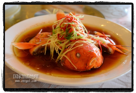 此次攝制組通過拍攝婺源代表名菜糊豆腐、粉蒸肉、荷包紅魚、賽鵝頸及地方小吃清明果、灰汁果、糯米子糕等來詮釋婺源美食經(jīng)典，展示婺源食文化，打造獨屬婺源的美食符號。