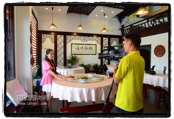 此次攝制組通過拍攝婺源代表名菜糊豆腐、粉蒸肉、荷包紅魚、賽鵝頸及地方小吃清明果、灰汁果、糯米子糕等來詮釋婺源美食經(jīng)典，展示婺源食文化，打造獨屬婺源的美食符號。