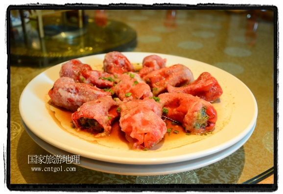 此次攝制組通過拍攝婺源代表名菜糊豆腐、粉蒸肉、荷包紅魚、賽鵝頸及地方小吃清明果、灰汁果、糯米子糕等來詮釋婺源美食經(jīng)典，展示婺源食文化，打造獨屬婺源的美食符號。