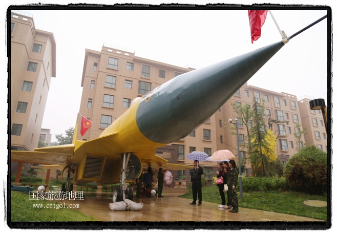 小區(qū)突然出現(xiàn)“飛機(jī)坦克”，其中殲15艦載戰(zhàn)斗機(jī)一架、99式主戰(zhàn)坦克一輛、武直-10武裝直升機(jī)一架，吸引了眾多市民雨中圍觀、合影。