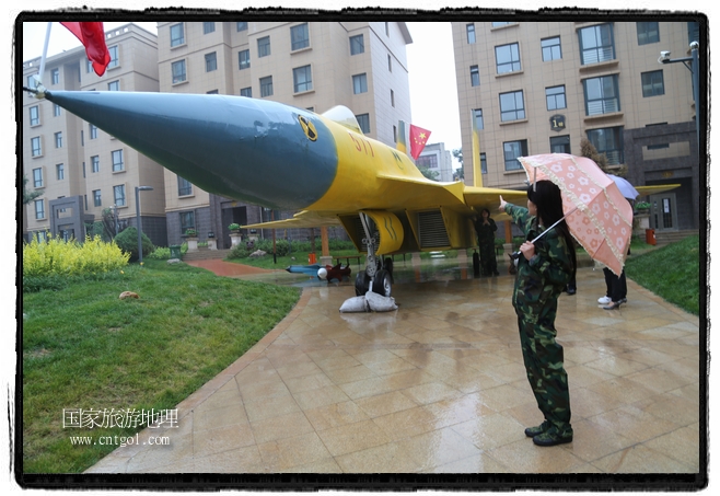小區(qū)突然出現(xiàn)“飛機(jī)坦克”，其中殲15艦載戰(zhàn)斗機(jī)一架、99式主戰(zhàn)坦克一輛、武直-10武裝直升機(jī)一架，吸引了眾多市民雨中圍觀、合影。