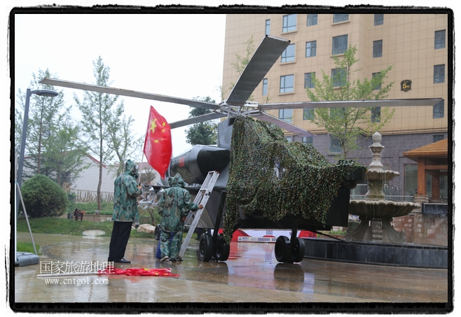 小區(qū)突然出現(xiàn)“飛機(jī)坦克”，其中殲15艦載戰(zhàn)斗機(jī)一架、99式主戰(zhàn)坦克一輛、武直-10武裝直升機(jī)一架，吸引了眾多市民雨中圍觀、合影。