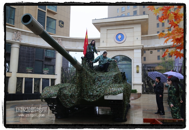 小區(qū)突然出現(xiàn)“飛機(jī)坦克”，其中殲15艦載戰(zhàn)斗機(jī)一架、99式主戰(zhàn)坦克一輛、武直-10武裝直升機(jī)一架，吸引了眾多市民雨中圍觀、合影。
