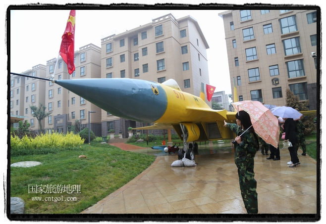 小區(qū)突然出現(xiàn)“飛機(jī)坦克”，其中殲15艦載戰(zhàn)斗機(jī)一架、99式主戰(zhàn)坦克一輛、武直-10武裝直升機(jī)一架，吸引了眾多市民雨中圍觀、合影。