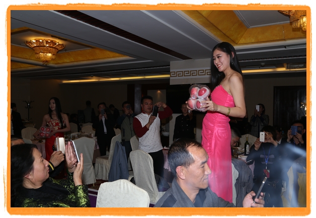 甘肅平?jīng)觯好铨g妹子表演T臺秀 不秀身材秀“金果”(圖)