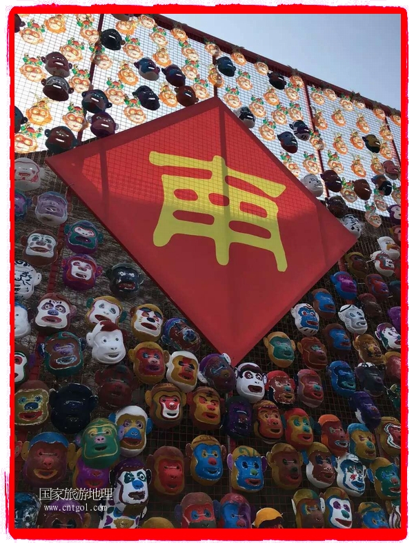 中國規(guī)模最大的猴面具彩繪在南潯古鎮(zhèn)展示。猴子真是今年最紅的動物。 