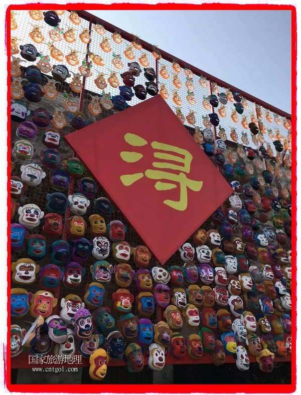 中國規(guī)模最大的猴面具彩繪在南潯古鎮(zhèn)展示。猴子真是今年最紅的動物。 