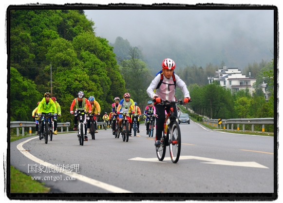 來自江西、安徽、浙江、福建等省市近千名選手參加了比賽，婺源賽道沿途的秀美風(fēng)光和徽派古村落，給參賽選手留下美好的印象。