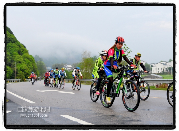 來自江西、安徽、浙江、福建等省市近千名選手參加了比賽，婺源賽道沿途的秀美風(fēng)光和徽派古村落，給參賽選手留下美好的印象。