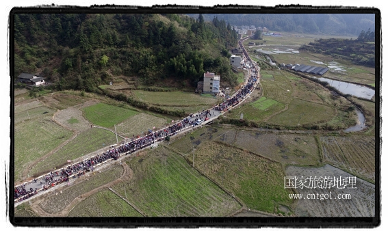 1700桌合攏宴，總長3.7公里，10380人同桌就餐，創(chuàng)歷史之最