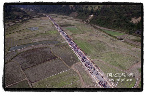 1700桌合攏宴，總長3.7公里，10380人同桌就餐，創(chuàng)歷史之最